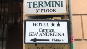 Señales para el Hotel Cherubini, el Hotel Termini y el Hotel Carmen GIA Andreina, que indican sus respectivos pisos y habitaciones.