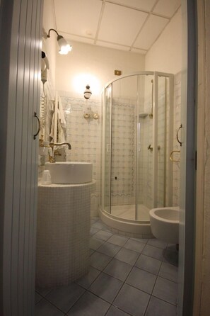 Classic Double or Twin Room | Bathroom | Shower, bidet, towels, soap - Hotel Andreina (Rome)
