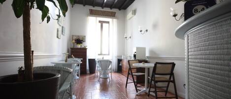 Petit déjeuner continental (2 EUR par personne)