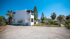 A modern white building with a flat roof and a small balcony. - Fotini Studios (Kos)