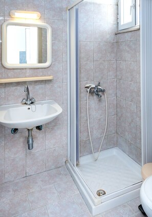 Séchoir à cheveux, serviettes fournies, papier de toilette