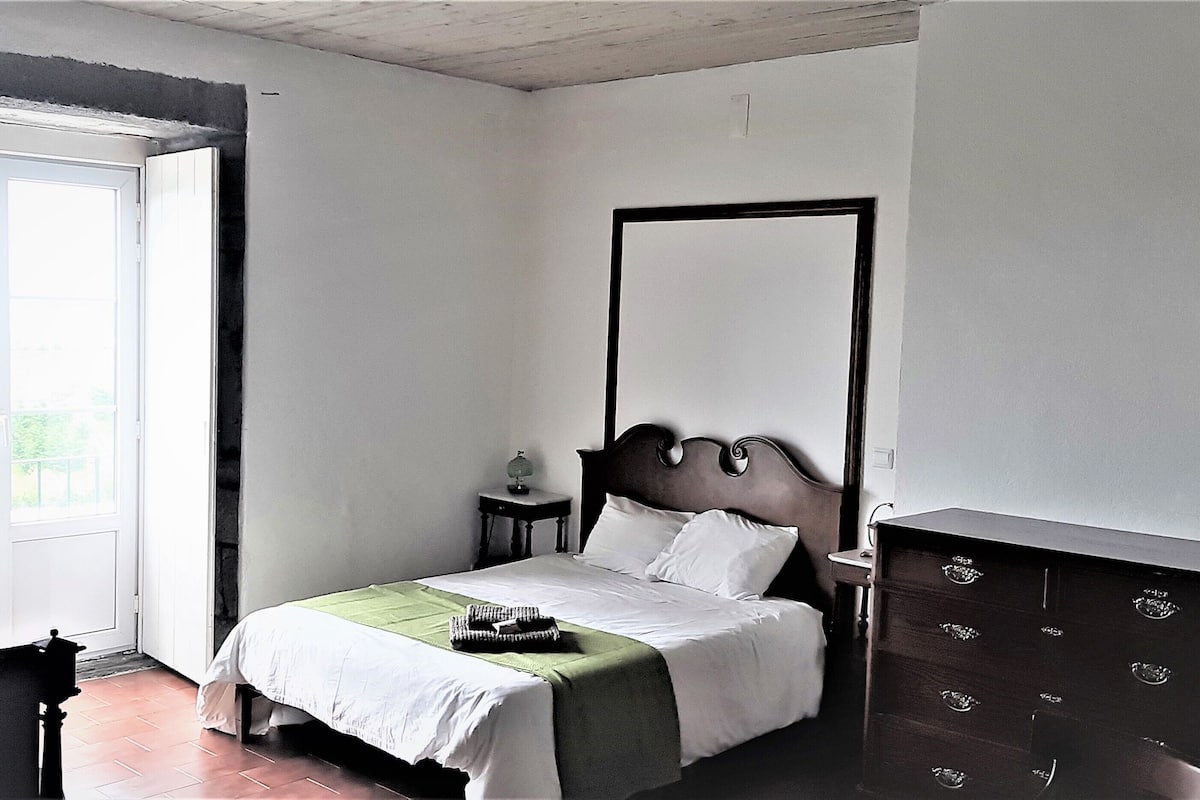 Classic Twin Room, Multiple Beds, Shared Bathroom (6) | Individually decorated, individually furnished, desk, laptop workspace