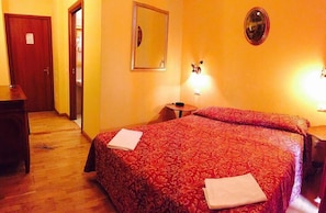 Hypo-allergenic bedding, in-room safe, desk, soundproofing - Hotel Termini (Rome)