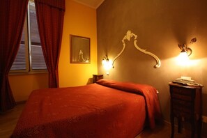 Habitació doble o amb dos llits individuals clàssica | Roba de llit hipoal·lergògena, caixa forta a l'habitació i escriptori