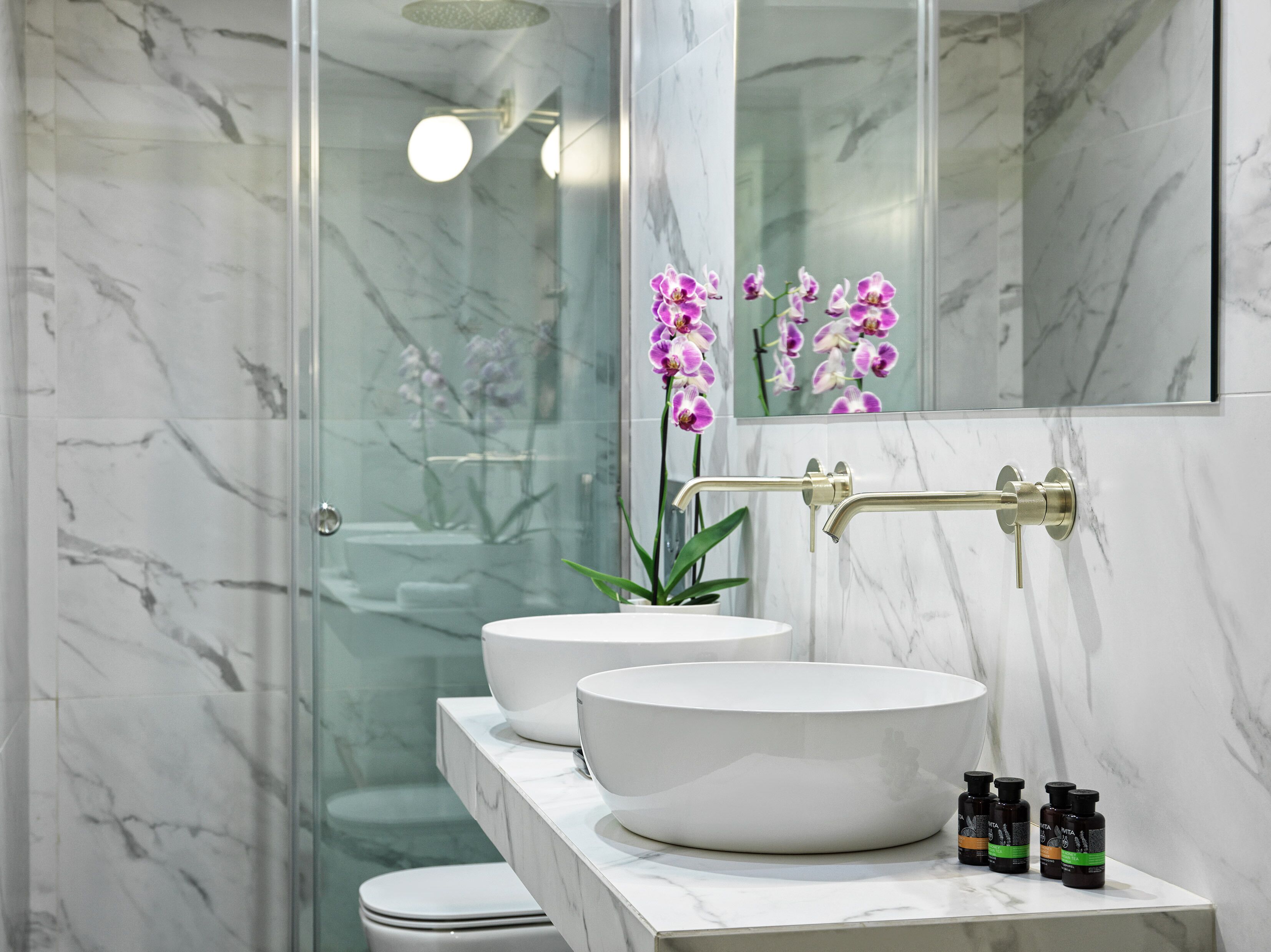 courtyard suite | bathroom | shower, rainfall showerhead, free toiletries, hair dryer