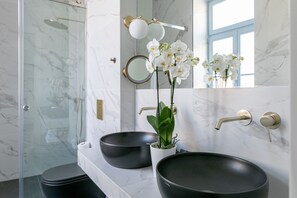 Supreme Suite | Bathroom | Shower, rainfall showerhead, free toiletries, hair dryer