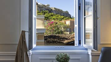 套房 (Elegant, Partial Acropolis View) | 1 間臥室、迷你吧、客房內保險箱、筆電工作空間
