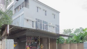 Un edificio de dos pisos con acceso a un garaje.