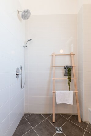 Apartment | Bathroom | Separate tub and shower, hair dryer, towels, soap - Artsy Modern Bright Apt in Bat Yam (Bat Yam)