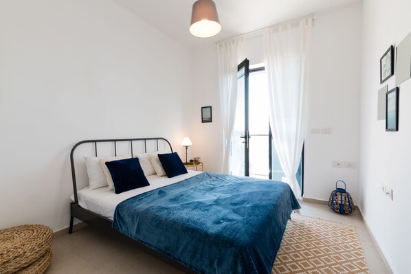 Room - Artsy Modern Bright Apt in Bat Yam (Bat Yam)