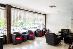 Lobby sitting area - Capital O 664 Romance Hotel (Batam)