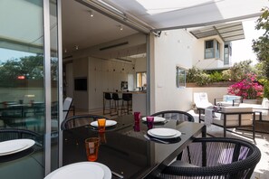 Outdoor dining - Live like Royalty in TLV DLX 2 Floor Apt (Tel Aviv)