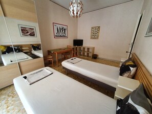 3 bedrooms, in-room safe, iron/ironing board, WiFi