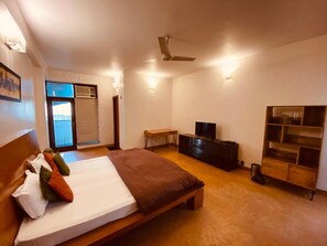 In-room safe, soundproofing, free WiFi, bed sheets - Hide-In Hostel Delhi (New Delhi)