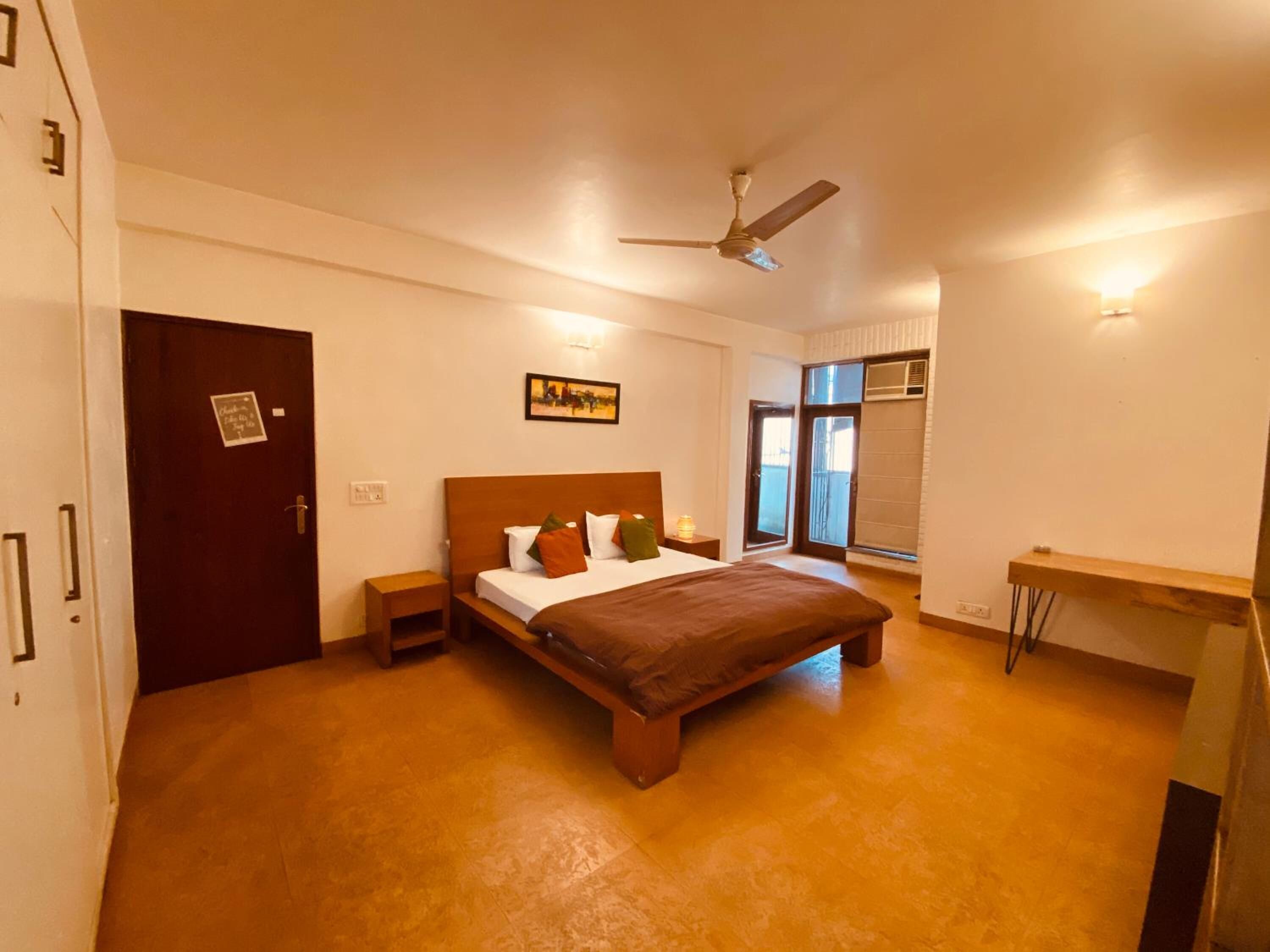 In-room safe, soundproofing, free WiFi, bed sheets
