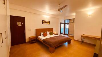 In-room safe, soundproofing, free WiFi, bed sheets