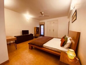 In-room safe, soundproofing, free WiFi, bed sheets - Hide-In Hostel Delhi (New Delhi)