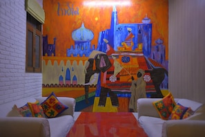 In-room safe, soundproofing, free WiFi, bed sheets - Hide-In Hostel Delhi (New Delhi)