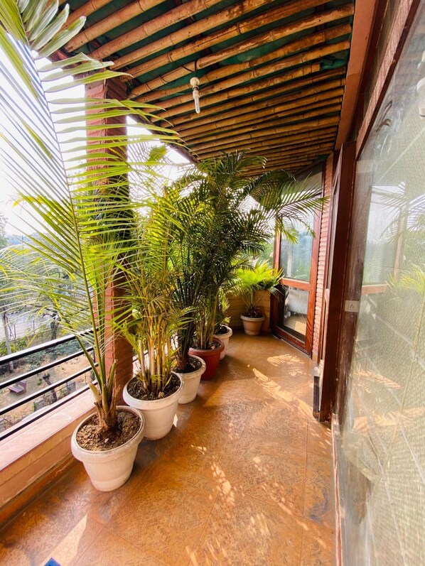 Balcony - Hide-In Hostel Delhi (New Delhi)