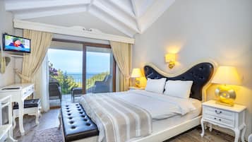 3 bedrooms, premium bedding, desk, soundproofing