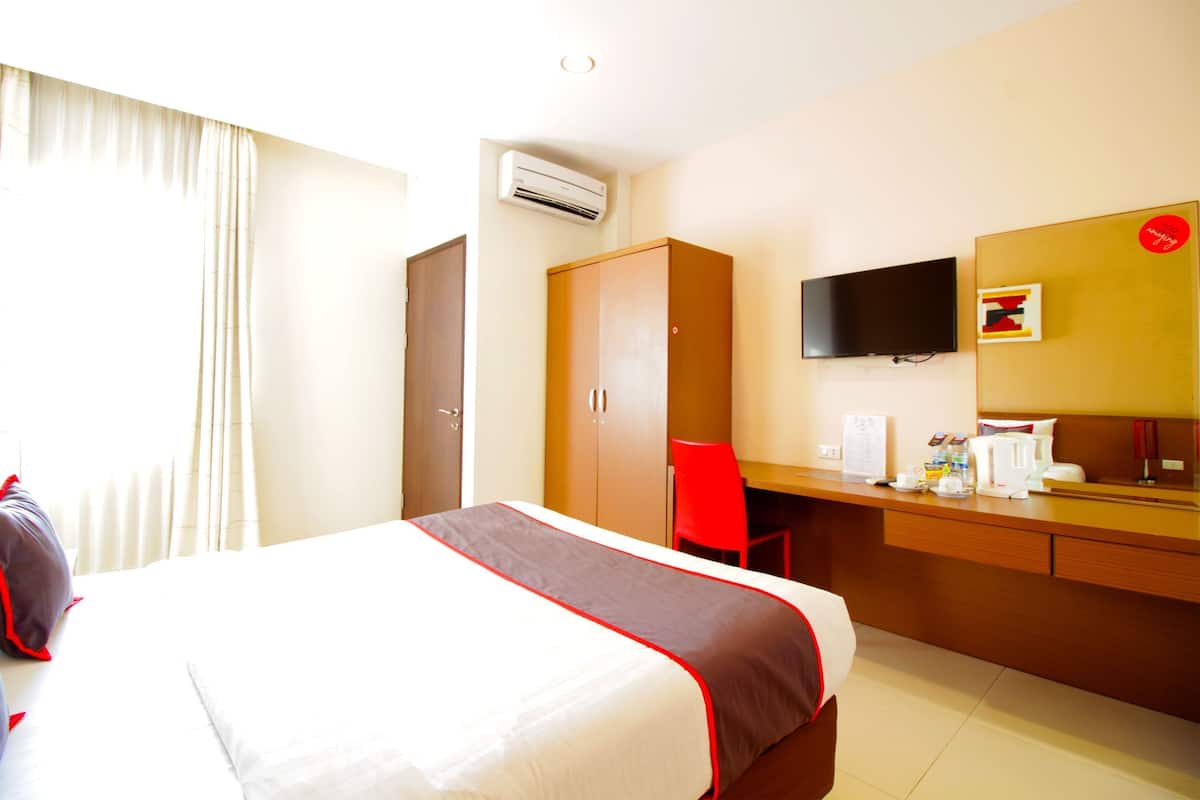 Desk, laptop workspace, free WiFi, bed sheets