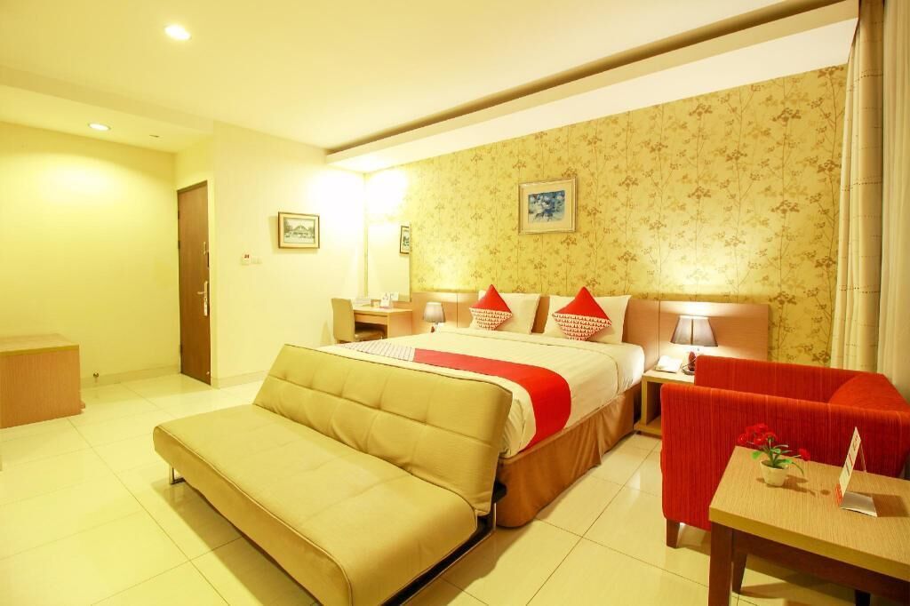 Een bureau, een laptopwerkplek, gratis wifi, beddengoed