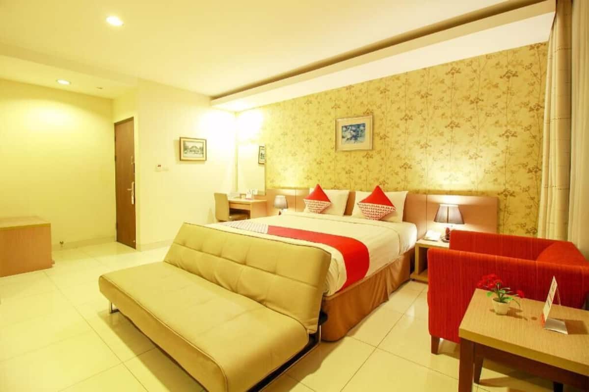 Desk, laptop workspace, free WiFi, bed sheets