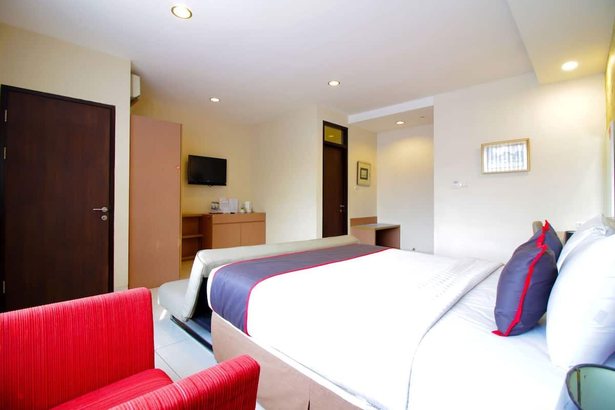 Desk, laptop workspace, free WiFi, bed sheets