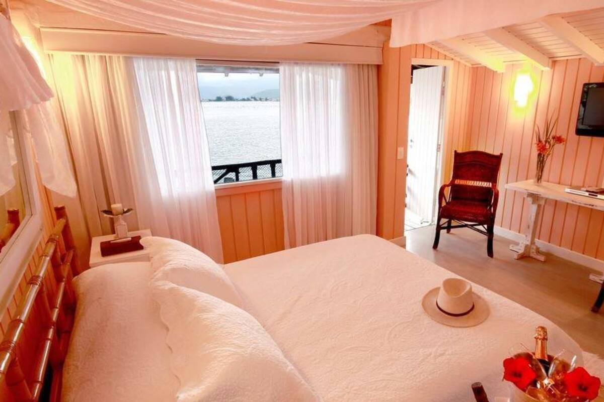 Minibar, in-room safe, individually decorated, individually furnished