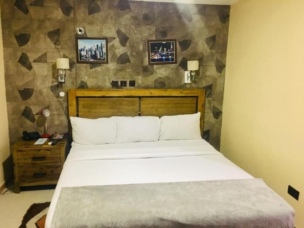 笔记本电脑工作区、免费 WiFi、床单