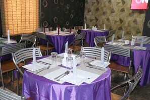 Serveert ontbijt, lunch, diner, lokale en internationale gerechten 