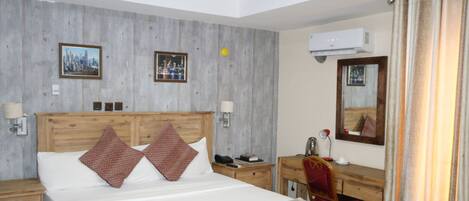 Espaço de trabalho para notebook, Wi-Fi de cortesia, roupa de cama