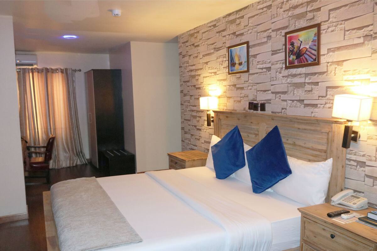 Laptop workspace, WiFi (free), bed sheets