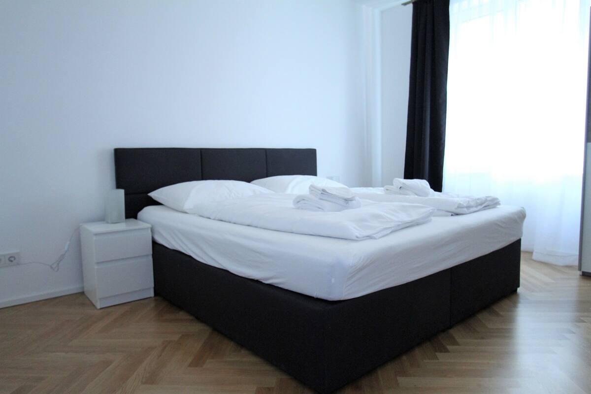 Superior-Apartment, 3 Schlafzimmer | Laptopgeeigneter Arbeitsplatz, Verdunkelungsvorhänge, kostenloses WLAN