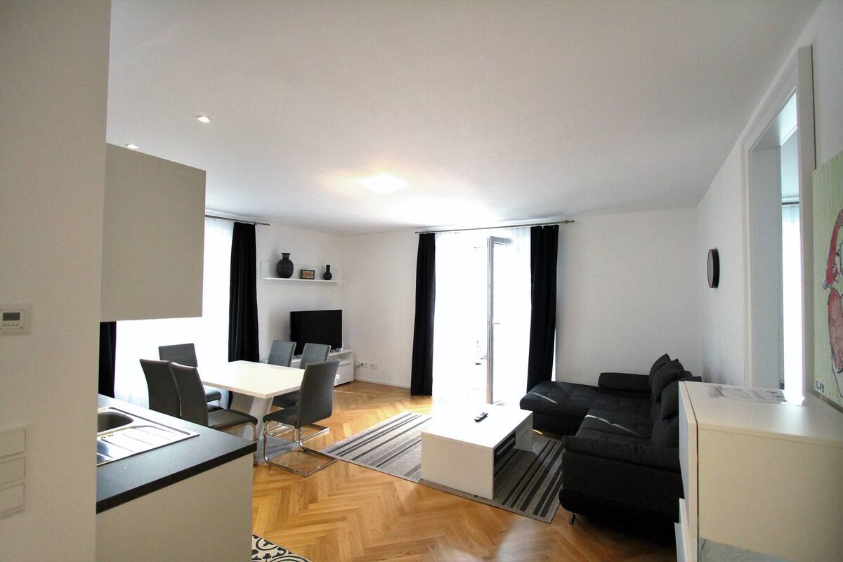 Superior-Apartment, 2 Schlafzimmer | Wohnbereich | Flachbildfernseher