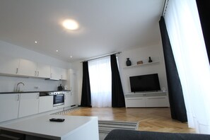 高级公寓, 2 间卧室 | 起居区 | 平板电视