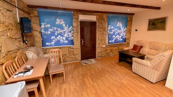 Classic Cottage, Berbilang Katil, Kitchenette, Garden View | Ruang tamu | TV LED