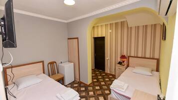 Yksilöllisesti sisustettu, yksilöllisesti kalustettu, työpöytä