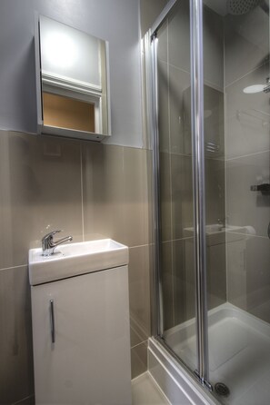Shower, towels - B3 Medium Studio (London)