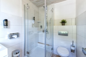 Habitación doble | Baño | Regadera, amenidades de baño gratuitas, secadora de cabello, toallas