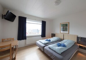 Habitación estándar con 1 cama doble o 2 individuales, baño privado | Tabla de planchar con plancha, wifi gratis, ropa de cama