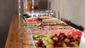 Café da manhã completo grátis todos os dias