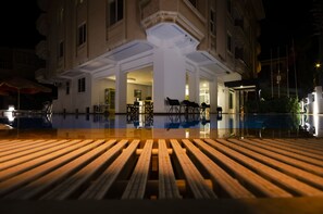 住宿正面 (夜晚)