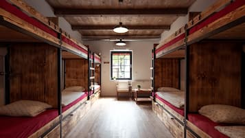 Cortinas blackout, wifi gratis y ropa de cama