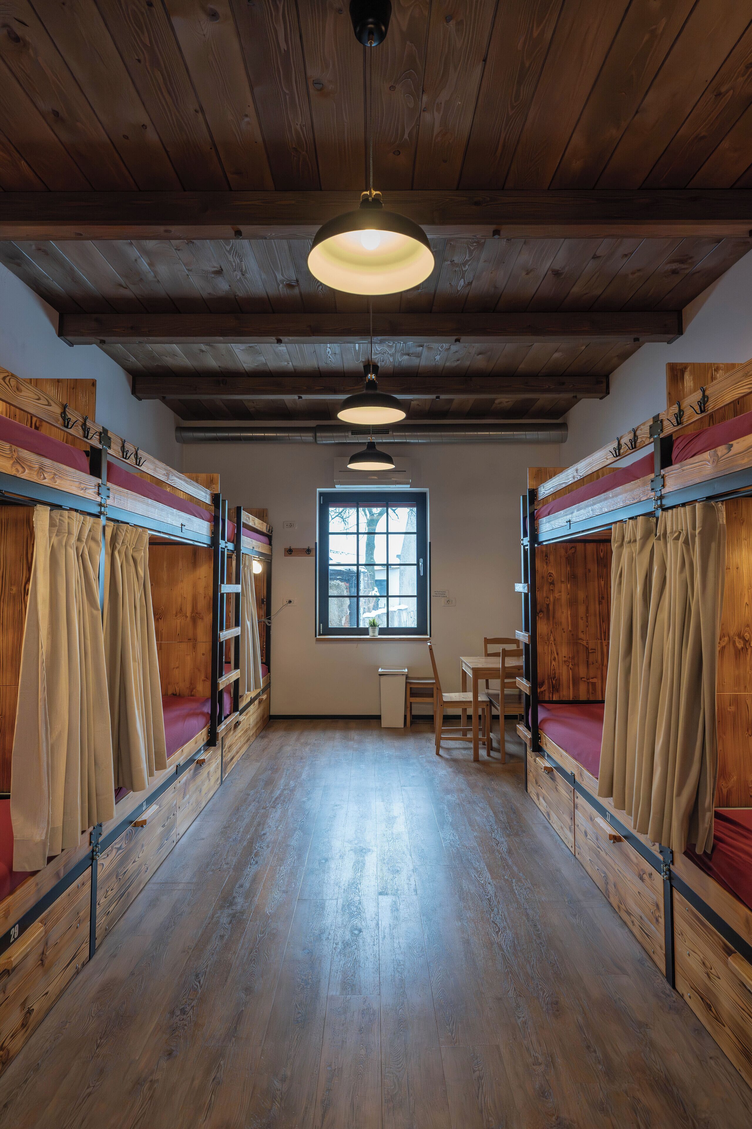 Bunk Bed in 10-Bed Mixed Dormitory Room | Cortinas blackout, Wi-Fi de cortesia, roupa de cama