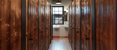 Douche, sĂšche-cheveux, serviettes fournies