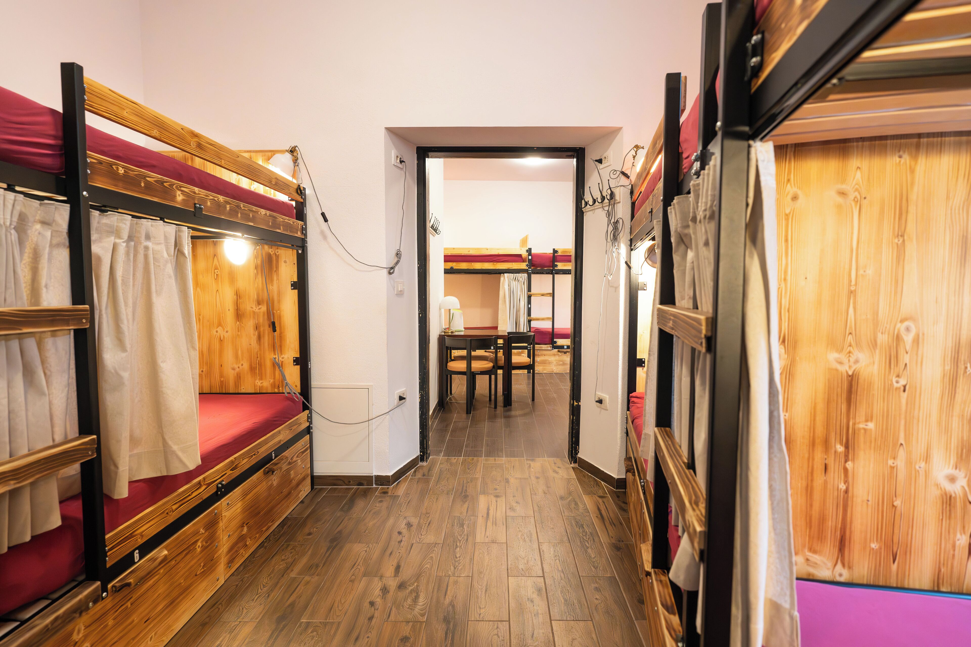 Bunk Bed in 6-Bed Mixed Dormitory Room | Cortinas blackout, Wi-Fi de cortesia, roupa de cama