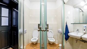 Bunk Bed in 6-Bed Mixed Dormitory Room | Baño | Regadera, secadora de cabello, toallas