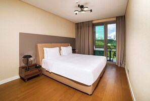 Premium bedding, down duvets, memory-foam beds, in-room safe - Radisson Residences Vadistanbul (Sariyer)