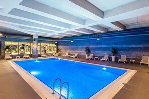 Piscine couverte, accÚs possible de 09 h 00 à 18 h 00, chaises longues
